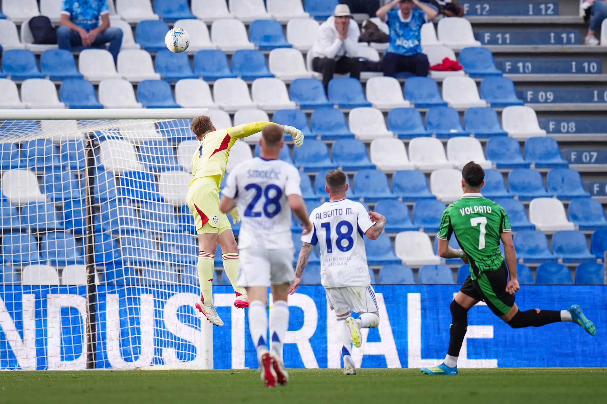 Il pallonetto con cui Volpato ha aperto le marcature in Sassuolo–Como.