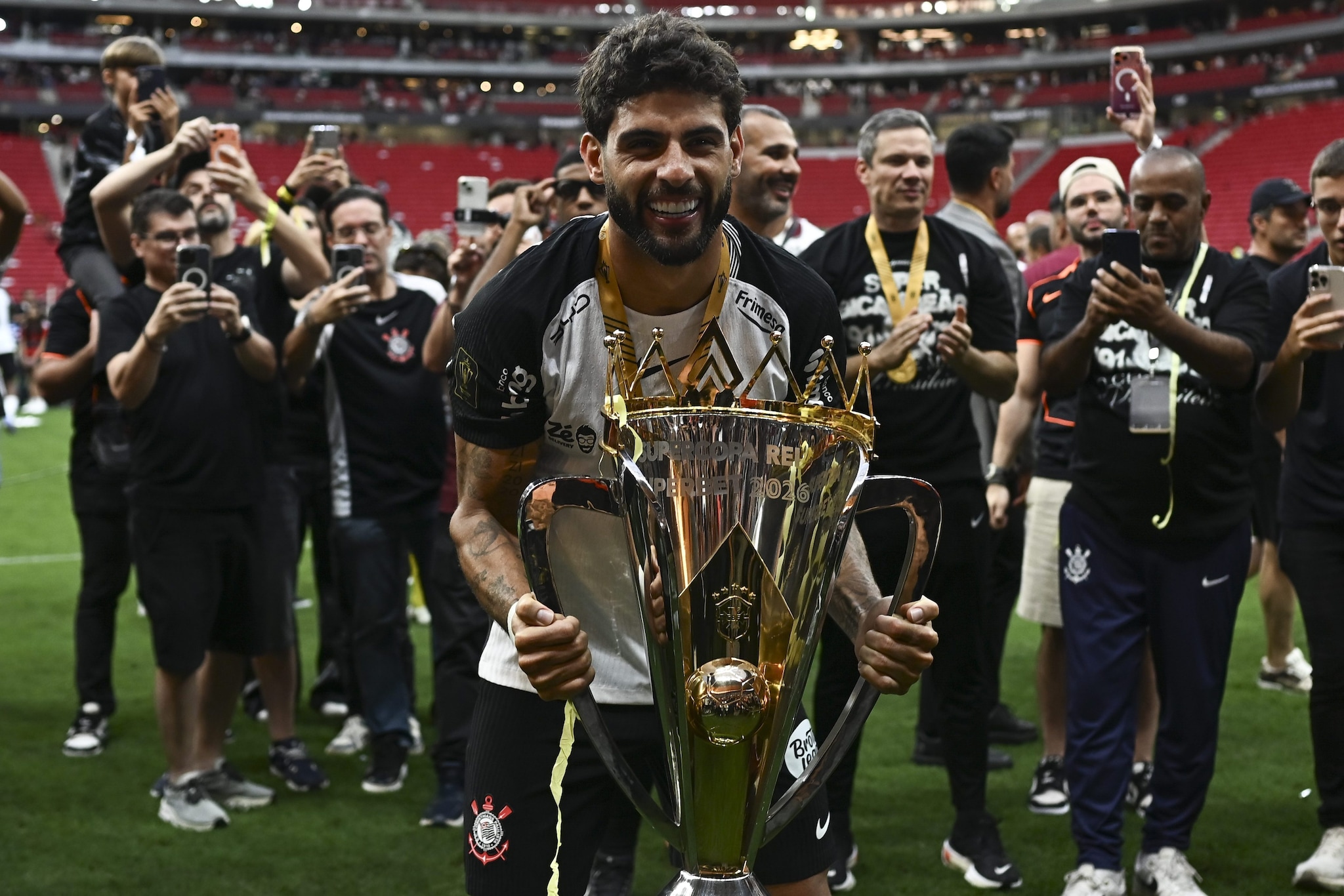 Yuri Alberto con la Supercoppa 2026 vinta col Corinthians battendo il Flamengo: suo uno dei due gol