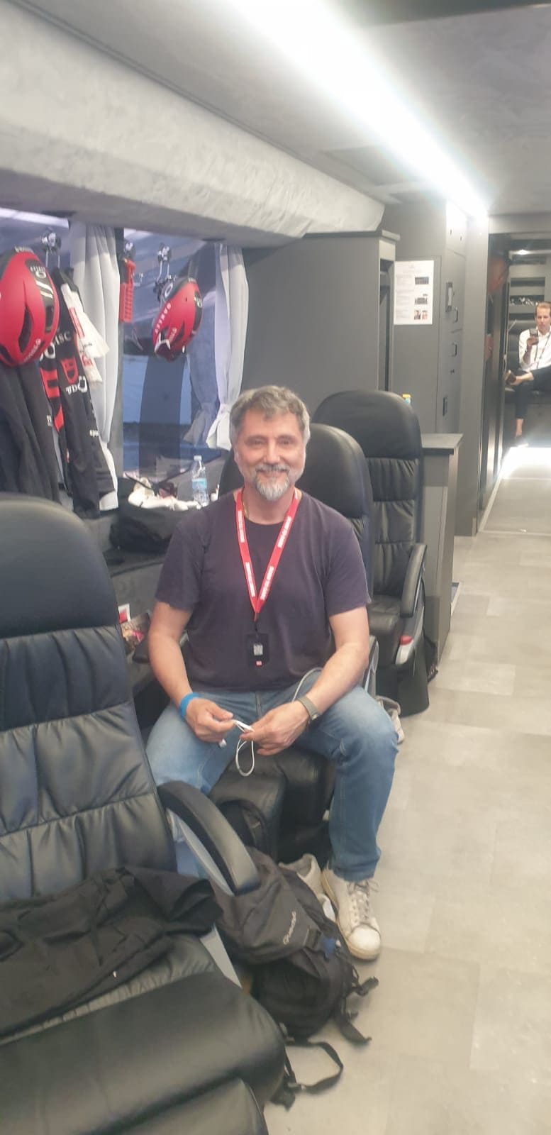 Dentro al bus del Team Tudor Pro Cycling poco prima dell’inizio della 15a tappa del Giro d’Italia