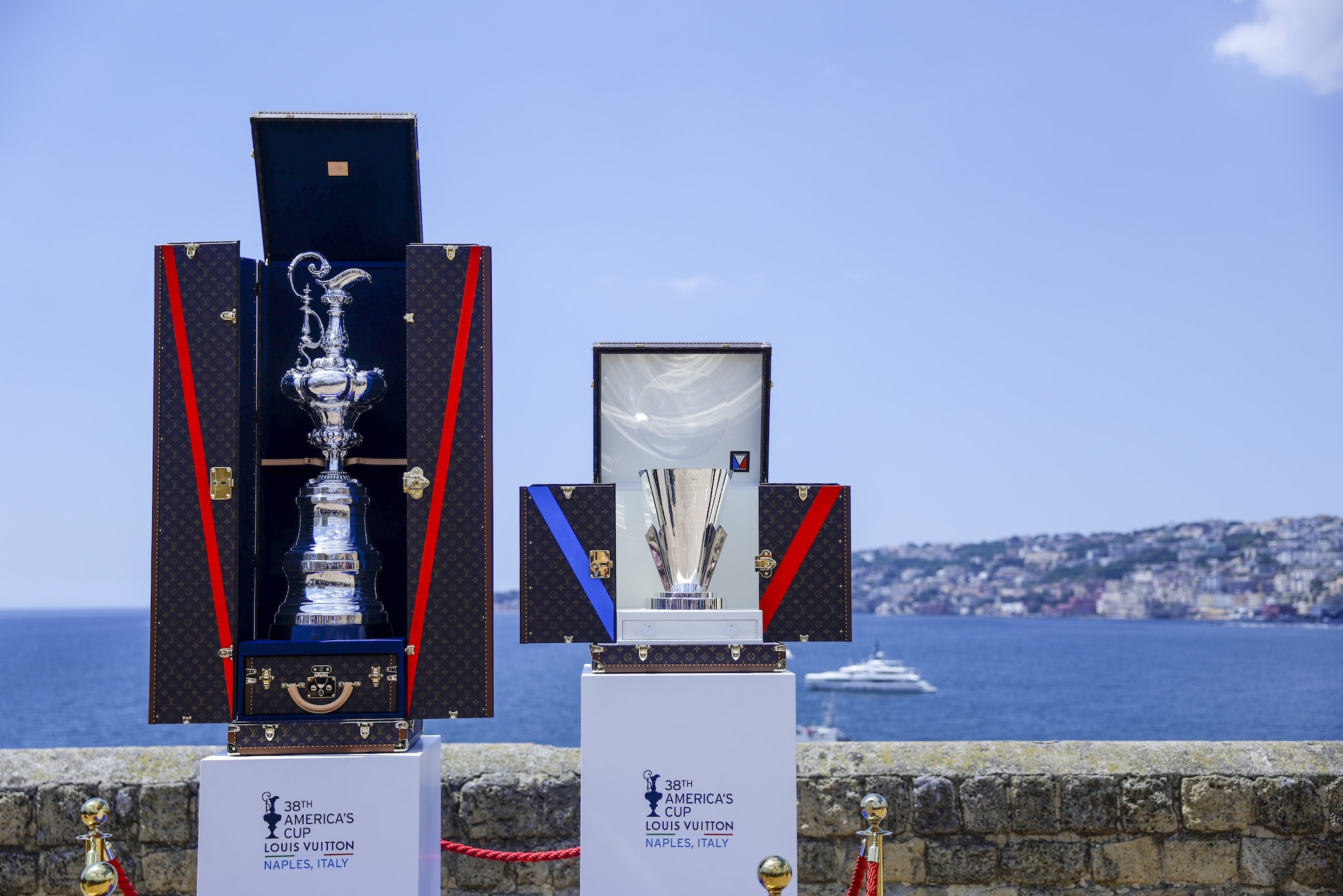 I trofei dell’America’s Cup esposti sul lungomare di Napoli.
