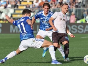 Il Napoli pareggia e respinge l’assalto Champions del Como, ma si scuce lo Scudetto dal petto