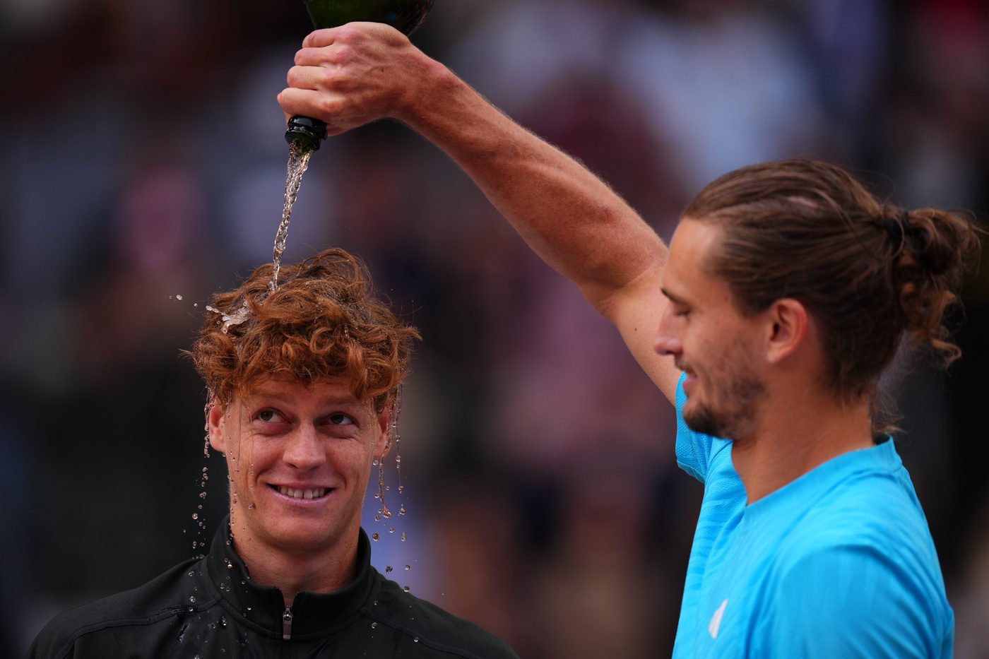 Sinner celebrato dallo sconfitto Zverev