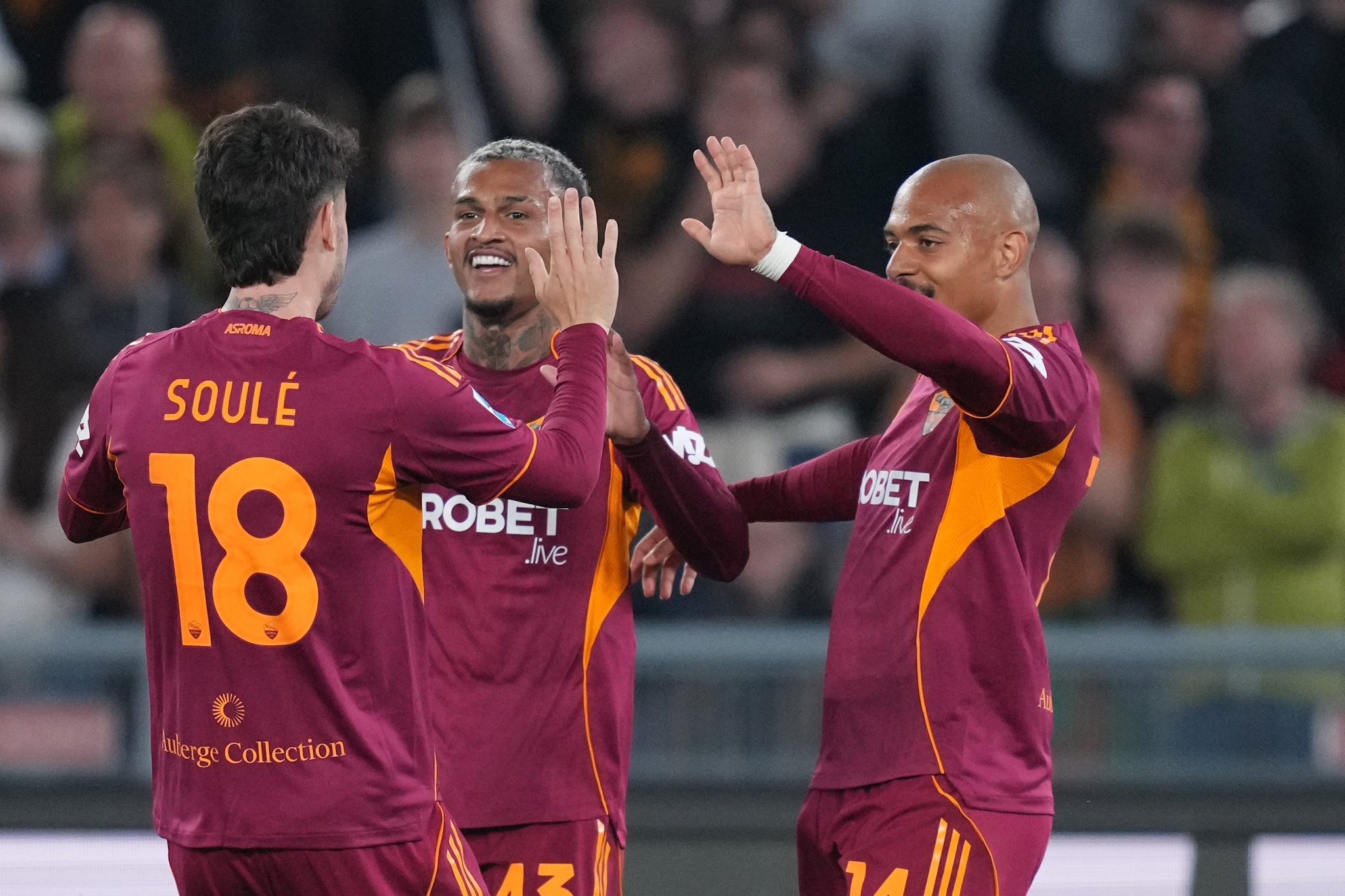 La felicità della Roma per la vittoria al Tardini sul Parma: rigore decisivo, di Malen