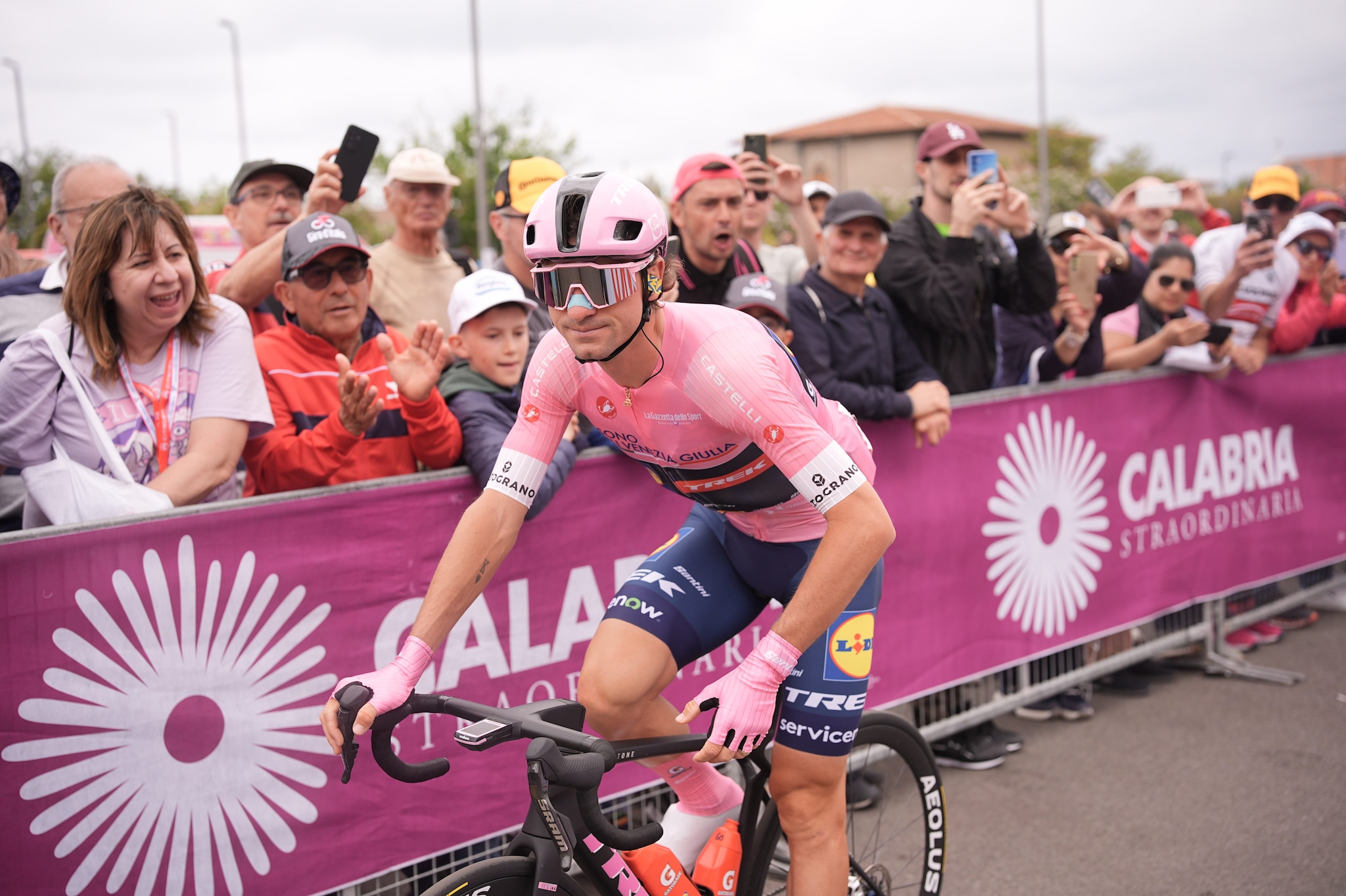Giulio Ciccone in Maglia Rosa: dopo aver vestito la Gialla al Tour, un altro traguardo storico