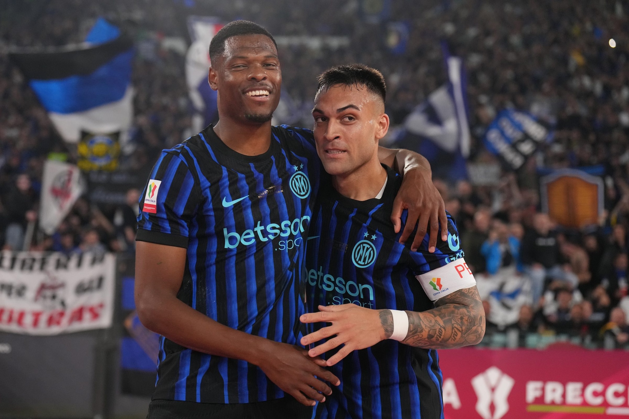 Dumfries e Lautaro sorridenti dopo il successo in Coppa Italia.