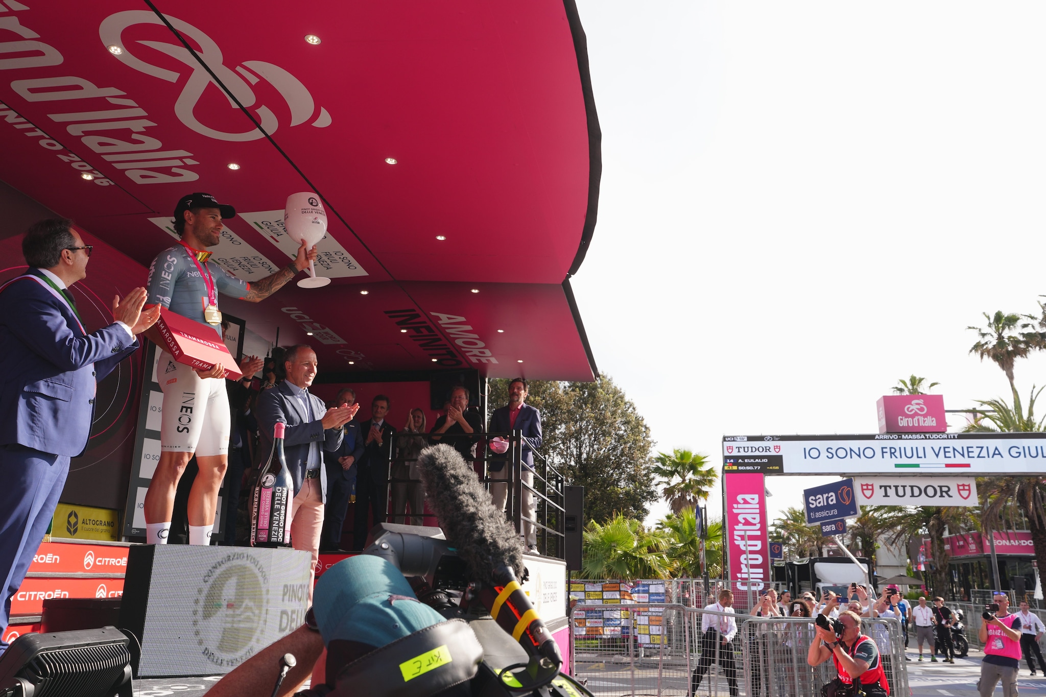 Ganna sul palco per la premiazione nella 10a tappa del Giro dopo la crono Viareggio–Massa
