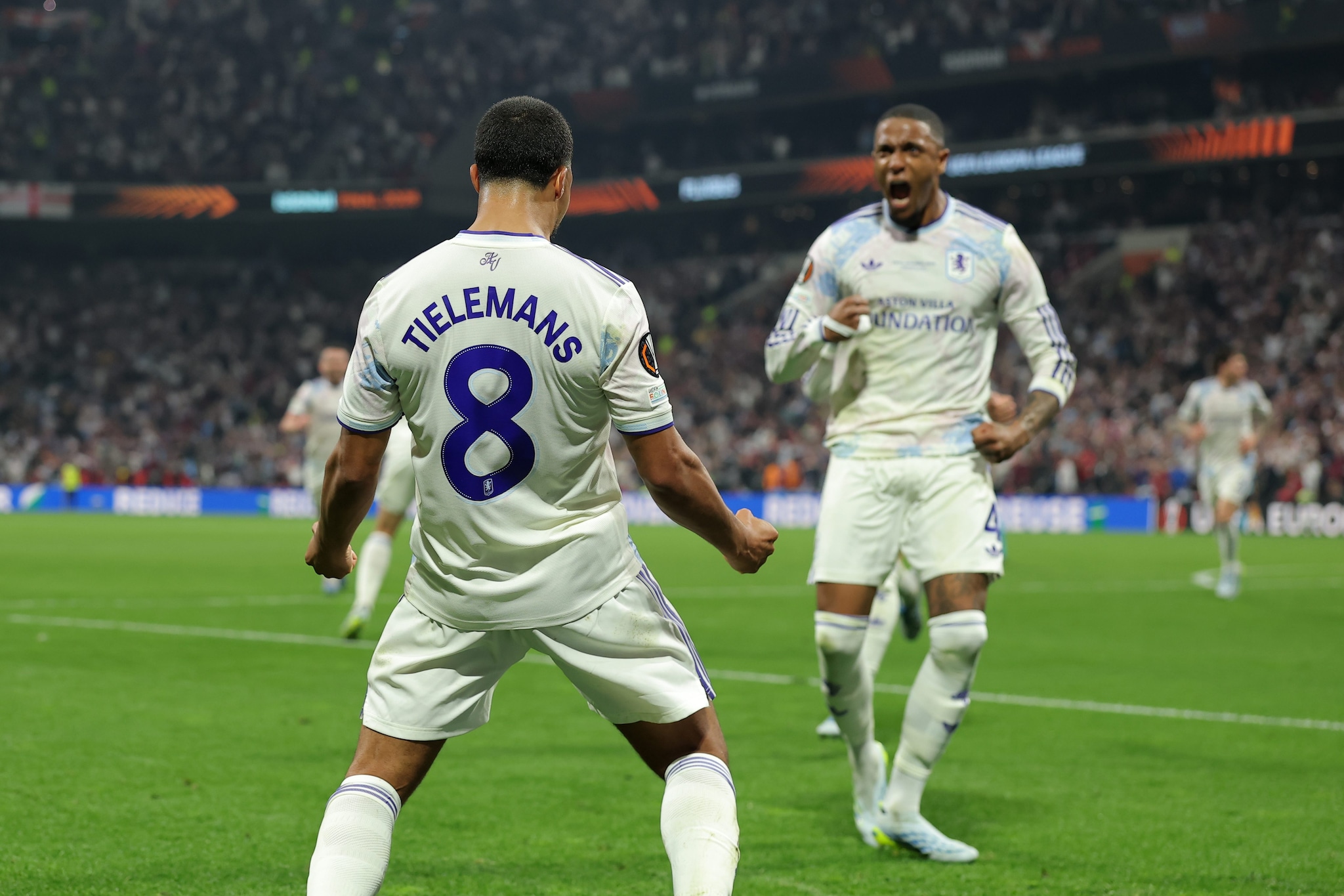 Tielemans, Buendia e Rogers hanno firmato i tre gol della partita