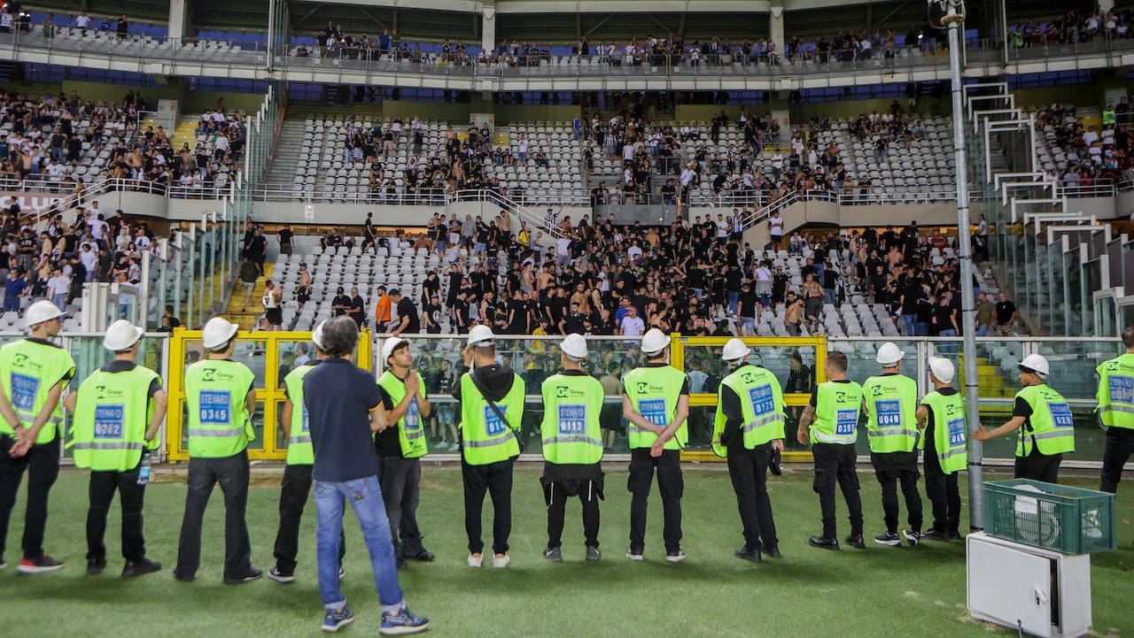 Gli steward monitorano la situazione sugli spalti nel derby