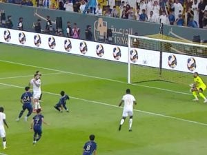 Autogol surreale dopo la respinta del portiere sul rigore: la promozione in Arabia Saudita si decide così