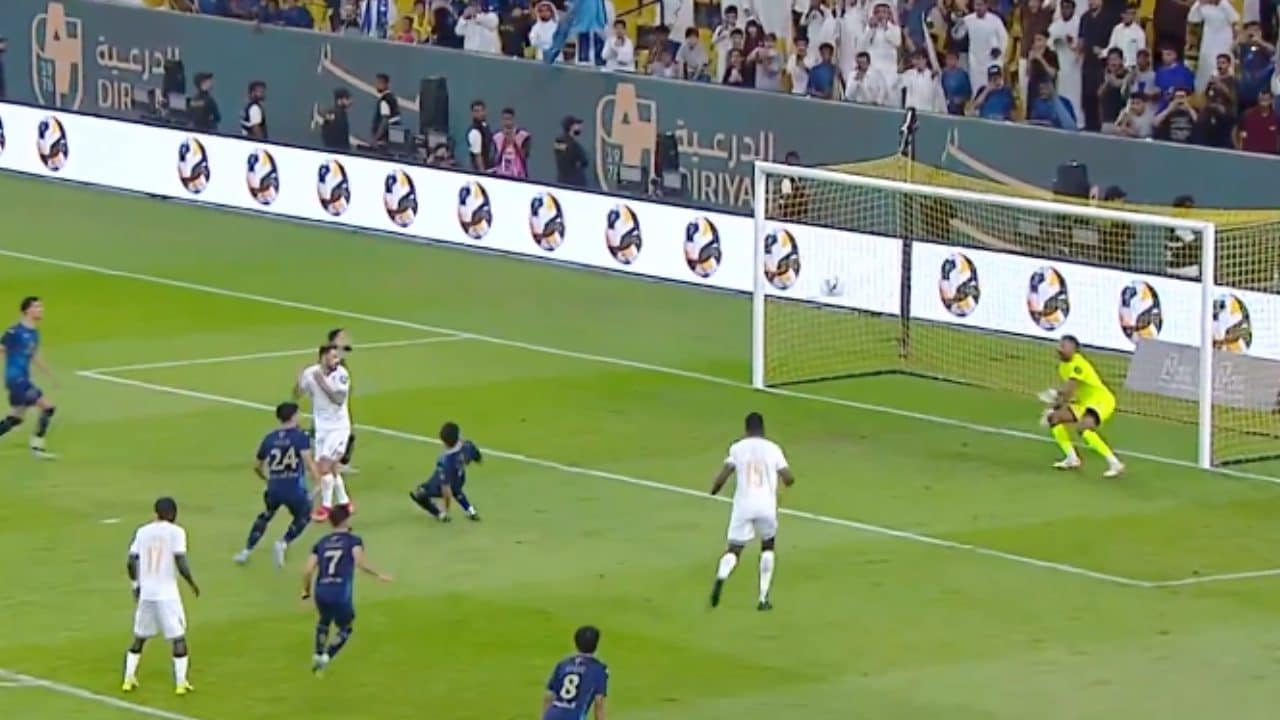 Autogol surreale dopo la respinta del portiere sul rigore: la promozione in Arabia Saudita si decide così