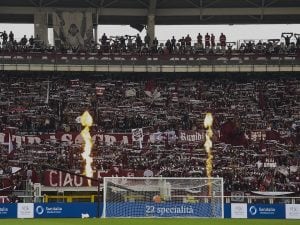 Il Torino vieta i colori bianconeri al derby, la Juventus: “I tifosi hanno il diritto di essere liberi”