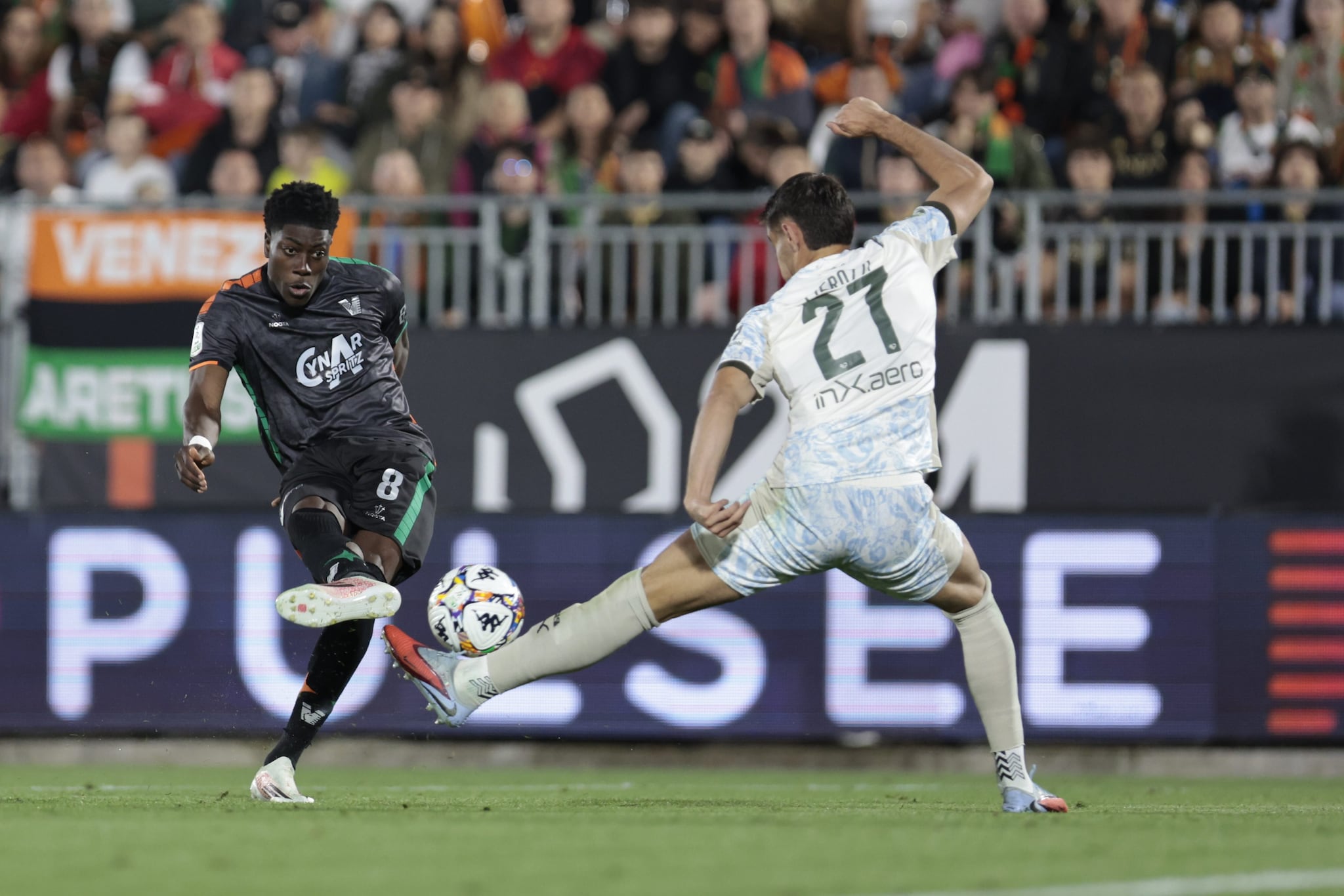 Issa Doumbia in azione con la maglia del Venezia.