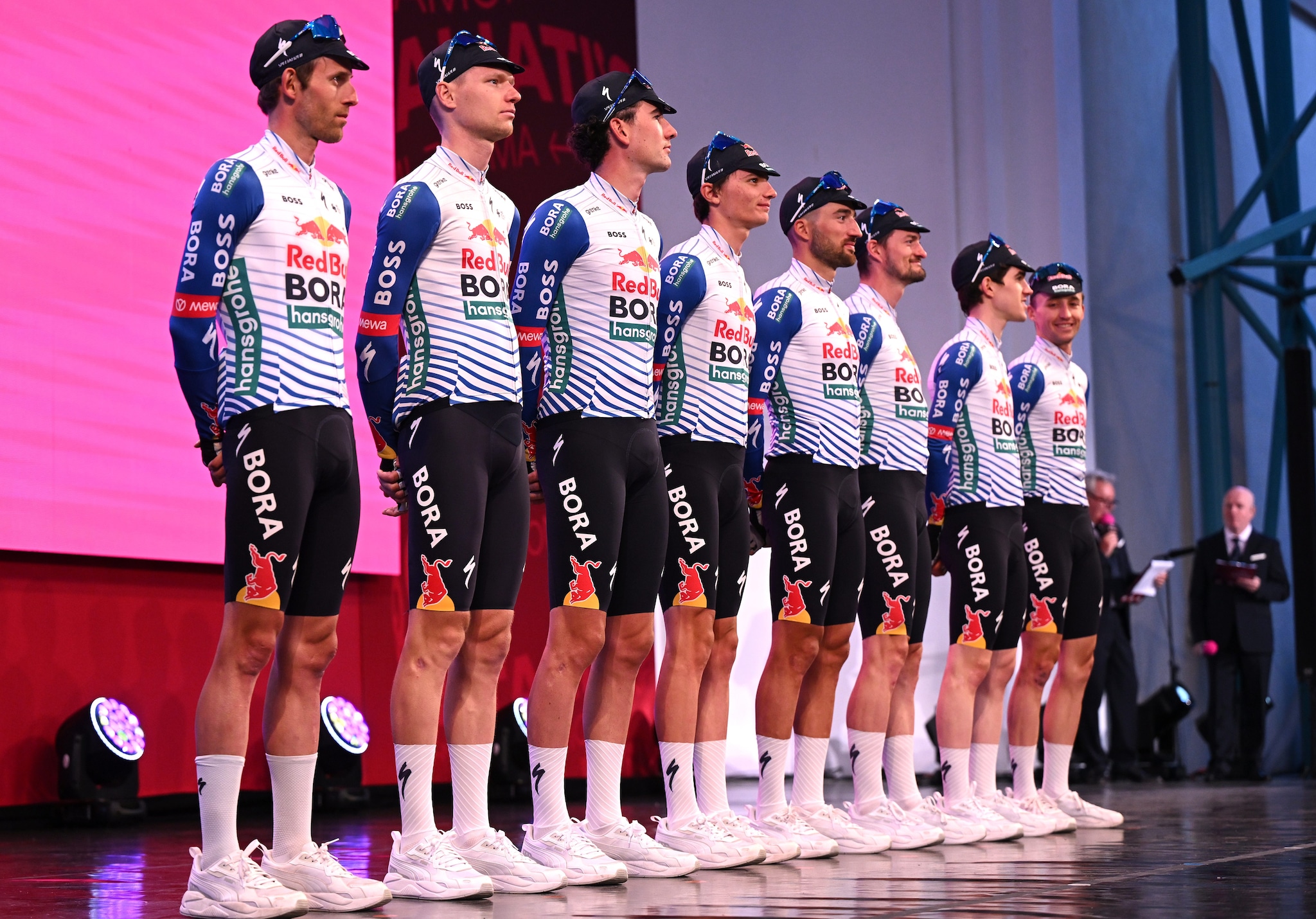 Giulio Pellizzari con il suo team al Giro d’Italia.