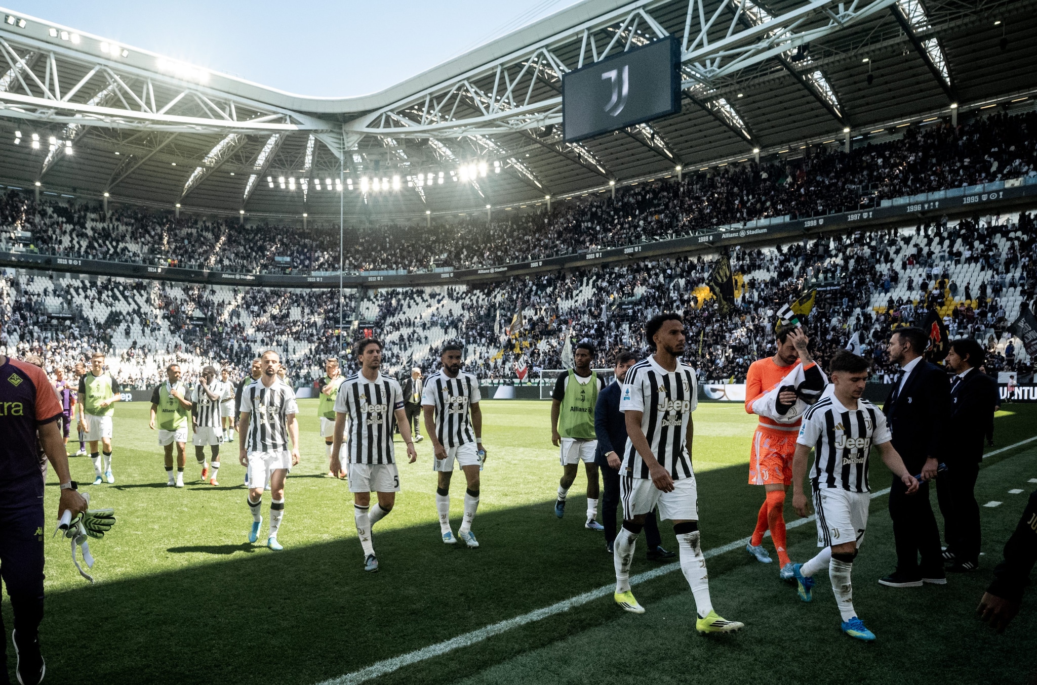 La delusione della Juventus al rientro negli spogliatoi dopo il ko contro la Fiorentina.
