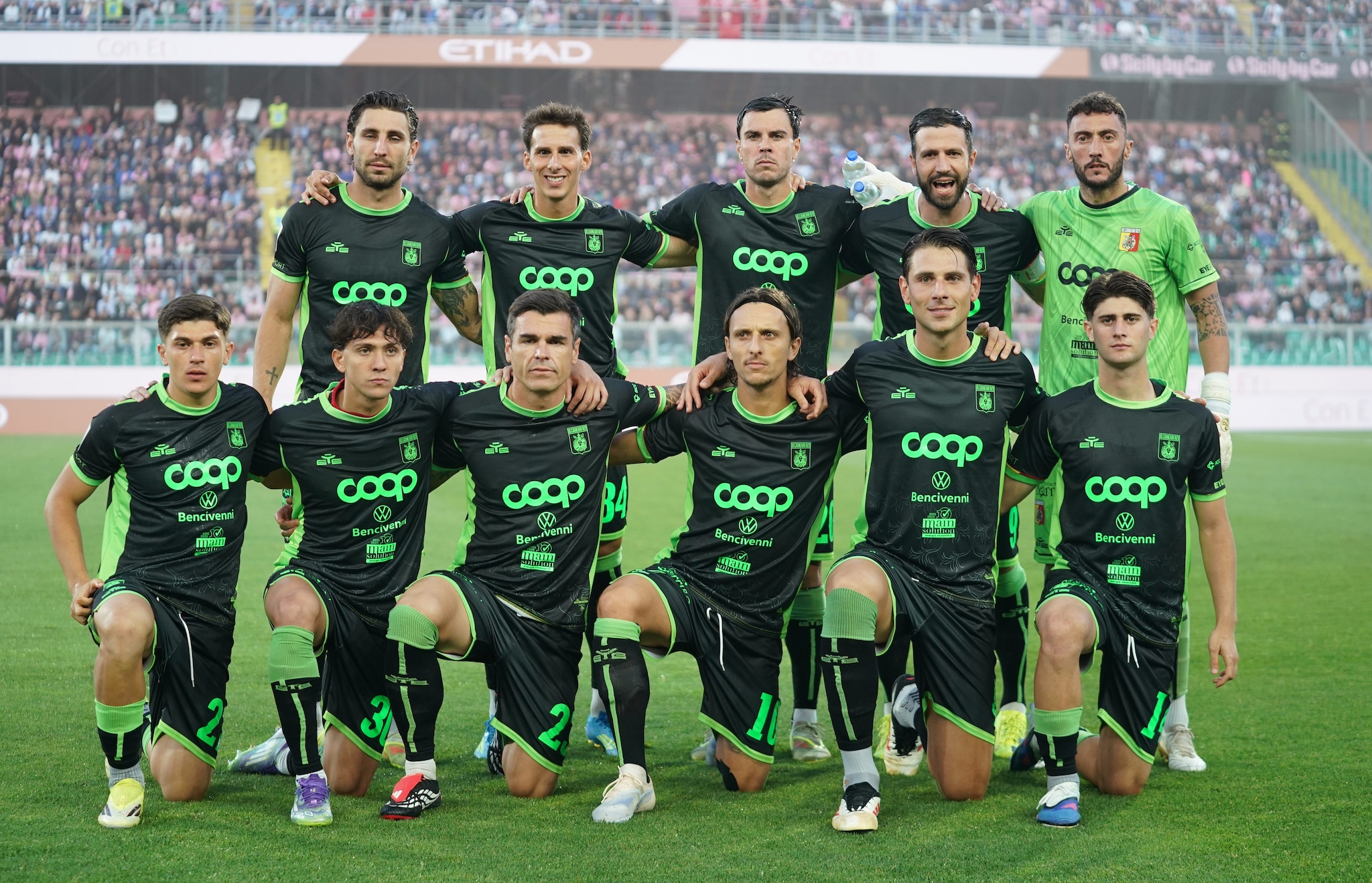 Il Catanzaro sceso in campo contro il Palermo.