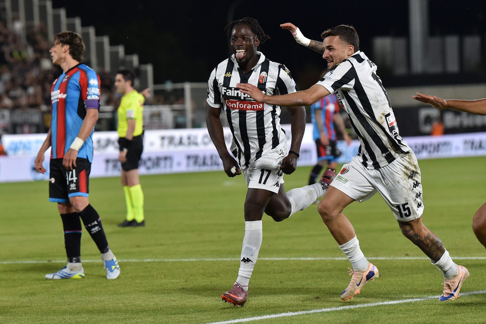 L’Ascoli che festeggia ai gol segnati al Catania all’andata.