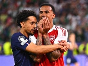 Marquinhos è l’unico del PSG che non esulta per la Champions: deve correre a consolare Gabriel