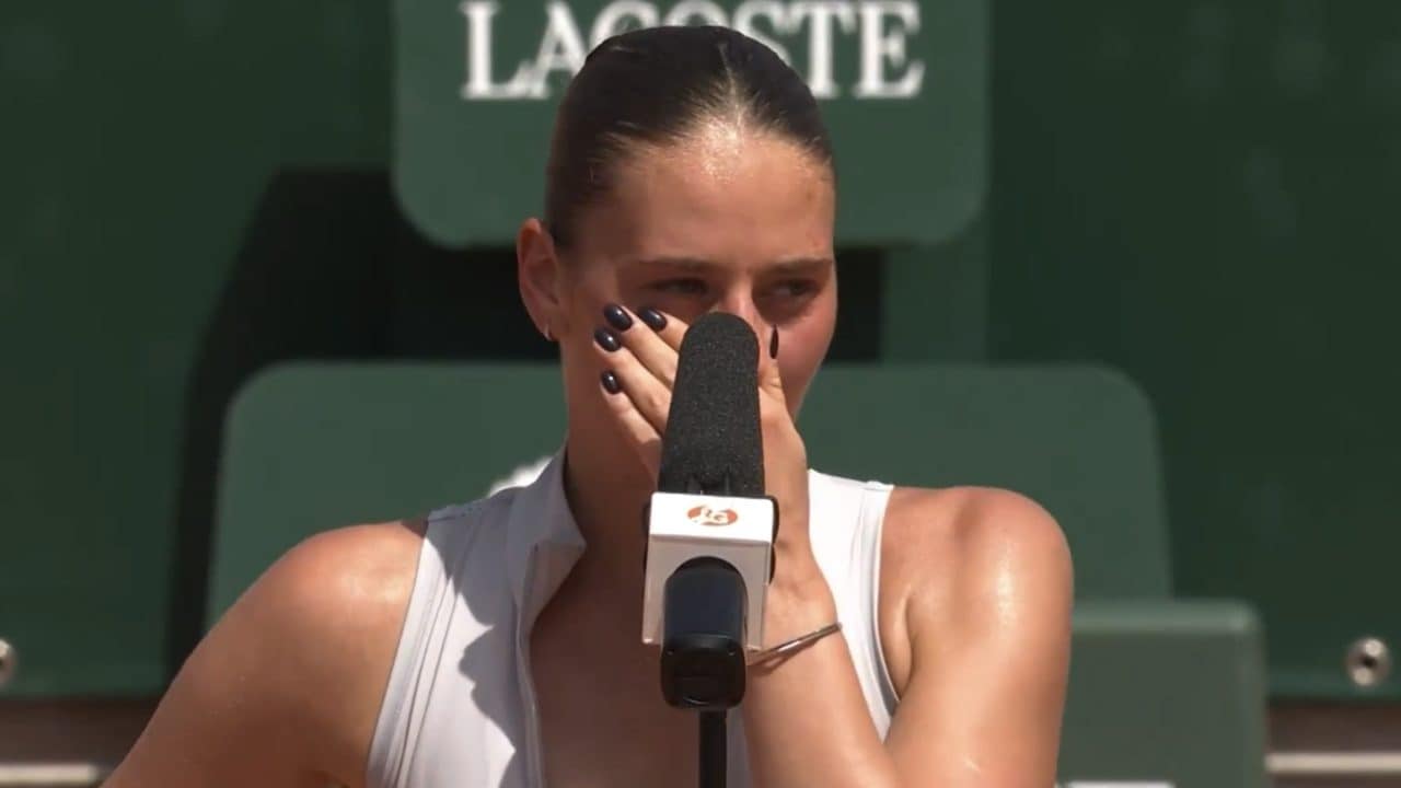 Marta Kostyuk in lacrime al Roland Garros: “Un missile è caduto a 100 metri da casa dei miei genitori”