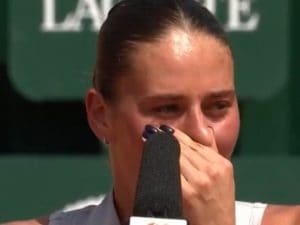 Kostyuk in lacrime al Roland Garros: “Un missile è caduto a 100 metri dalla casa dei miei genitori”