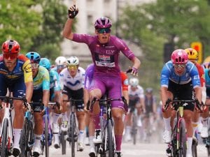 Strepitosa vittoria in volata di Magnier nella 3ª tappa del Giro d’Italia: supera Milan di mezza ruota