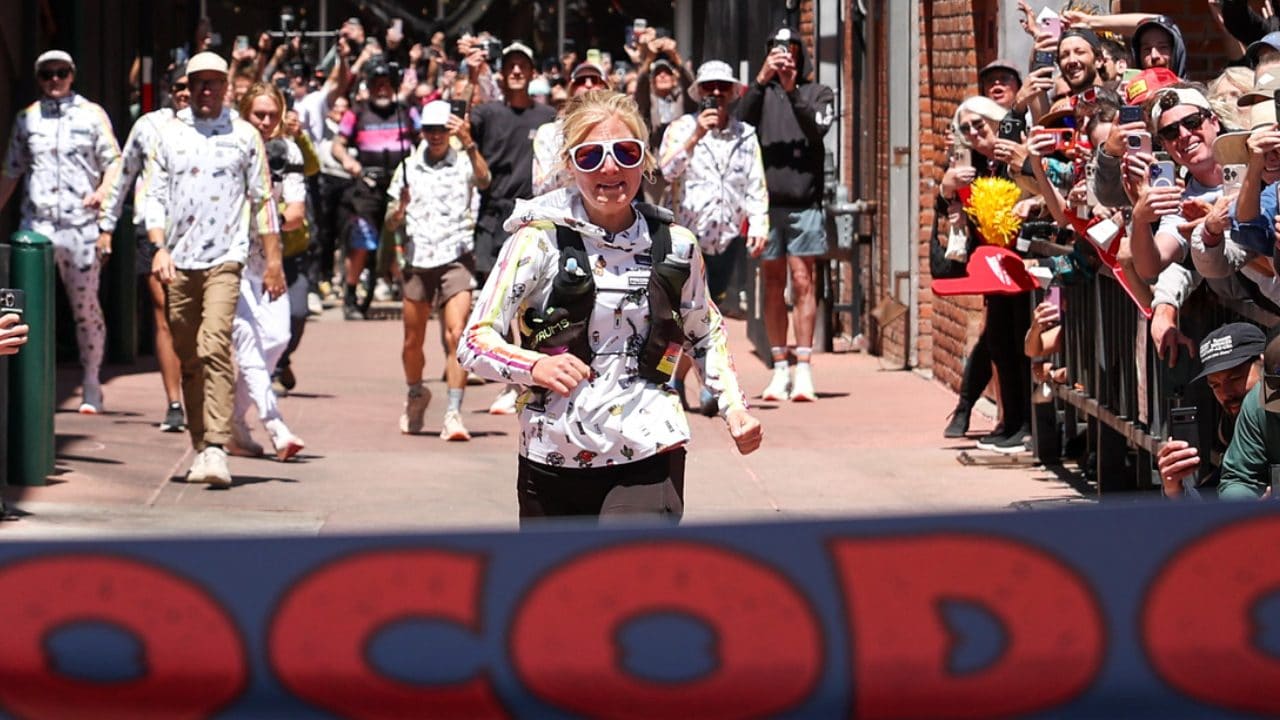 Rachel Entrekin vince l'ultramaratona di 400 km dormendo solo 19 minuti in 56 ore: come è possibile