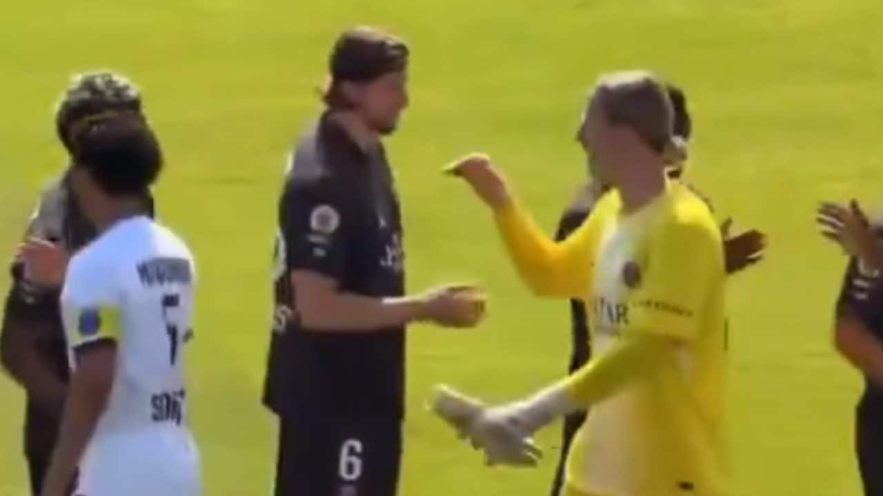 Safonov e Zabarnyi rifiutano di stringersi la mano in partitella del PSG: vogliono che tutti vedano