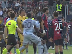 Insulti razzisti a Davis, Pisacane difende Dossena: finale caldo in Cagliari-Udinese, cosa è successo