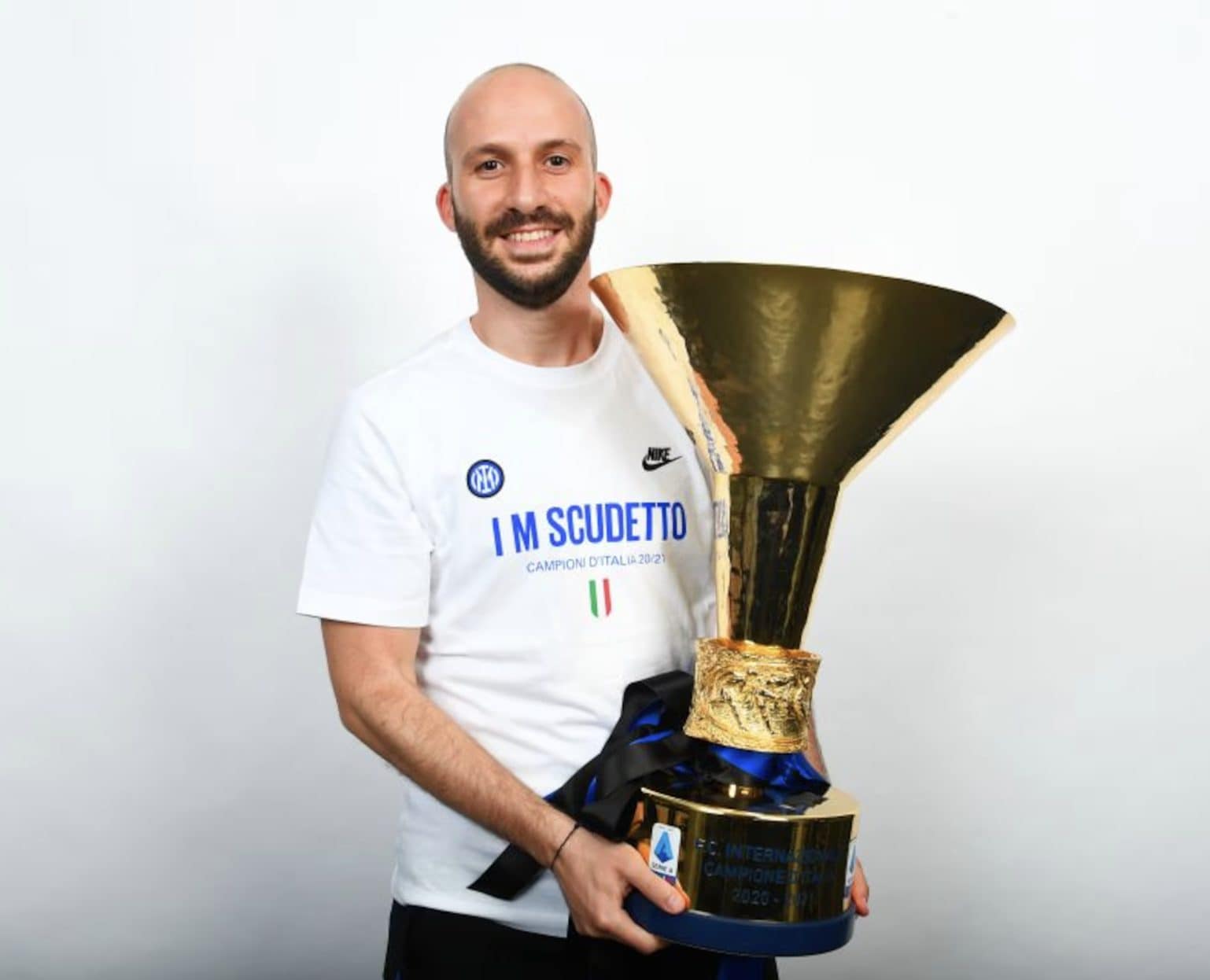 Merella con la coppa dello Scudetto 2020–2021 ai tempi dell’Inter.