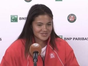 Raducanu si contrappone a Sinner e agli altri tennisti al Roland Garros: “Non si gioca solo per soldi”