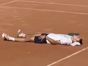 Mensik si accascia dopo la vittoria su Navone al Roland Garros: è distrutto, arrivano i sanitari