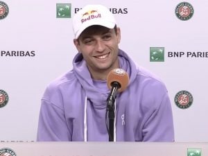 Cobolli show: gli parlano del titolo del Roland Garros e si scatena sotto il tavolo per scaramanzia