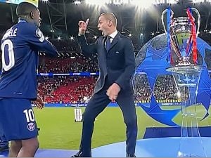 Ceferin dimentica Marquinhos alla premiazione, interviene Dembélé: gaffe prima di alzare la Champions