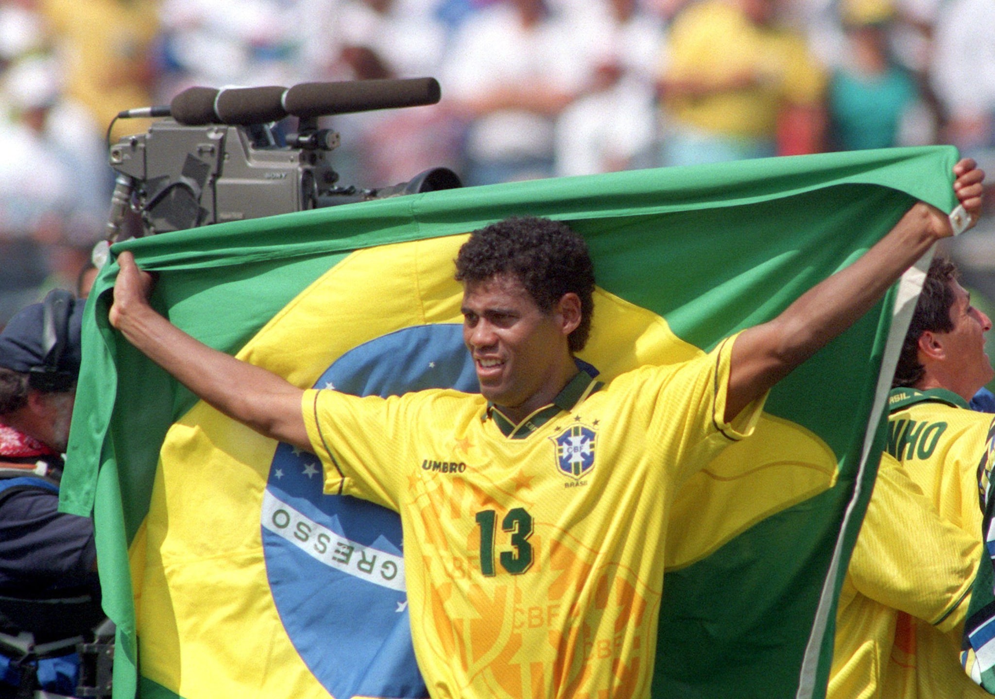 Aldair festeggia la vittoria della Coppa del Mondo nel 1994.