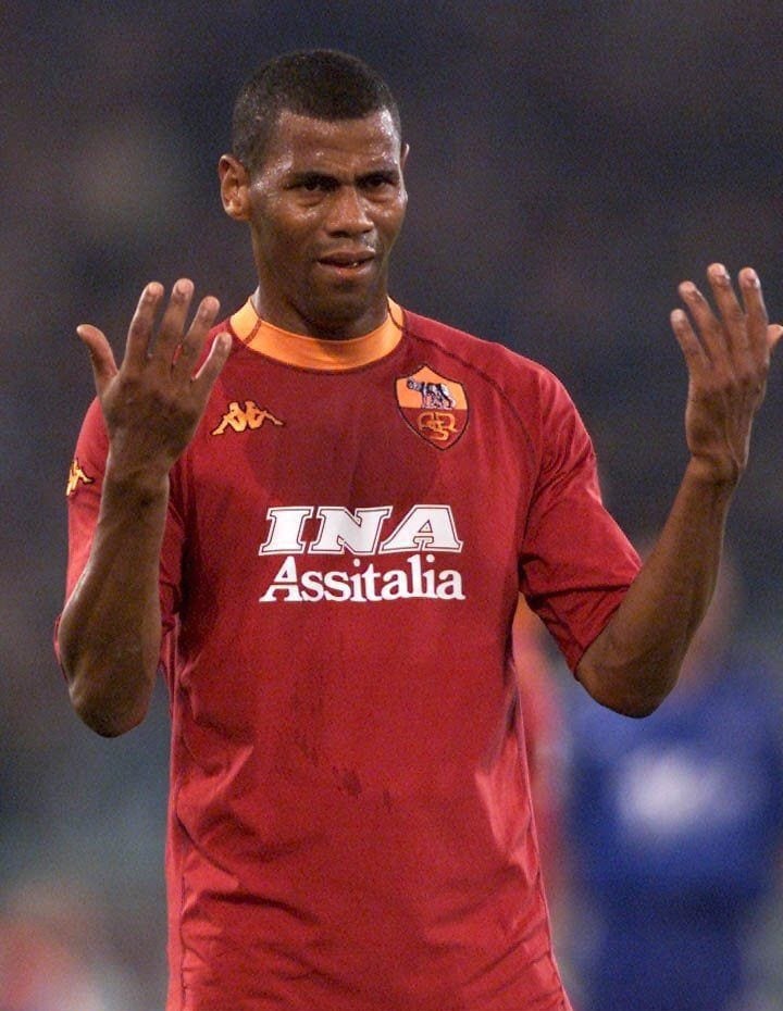 Aldair in azione con la maglia della Roma.