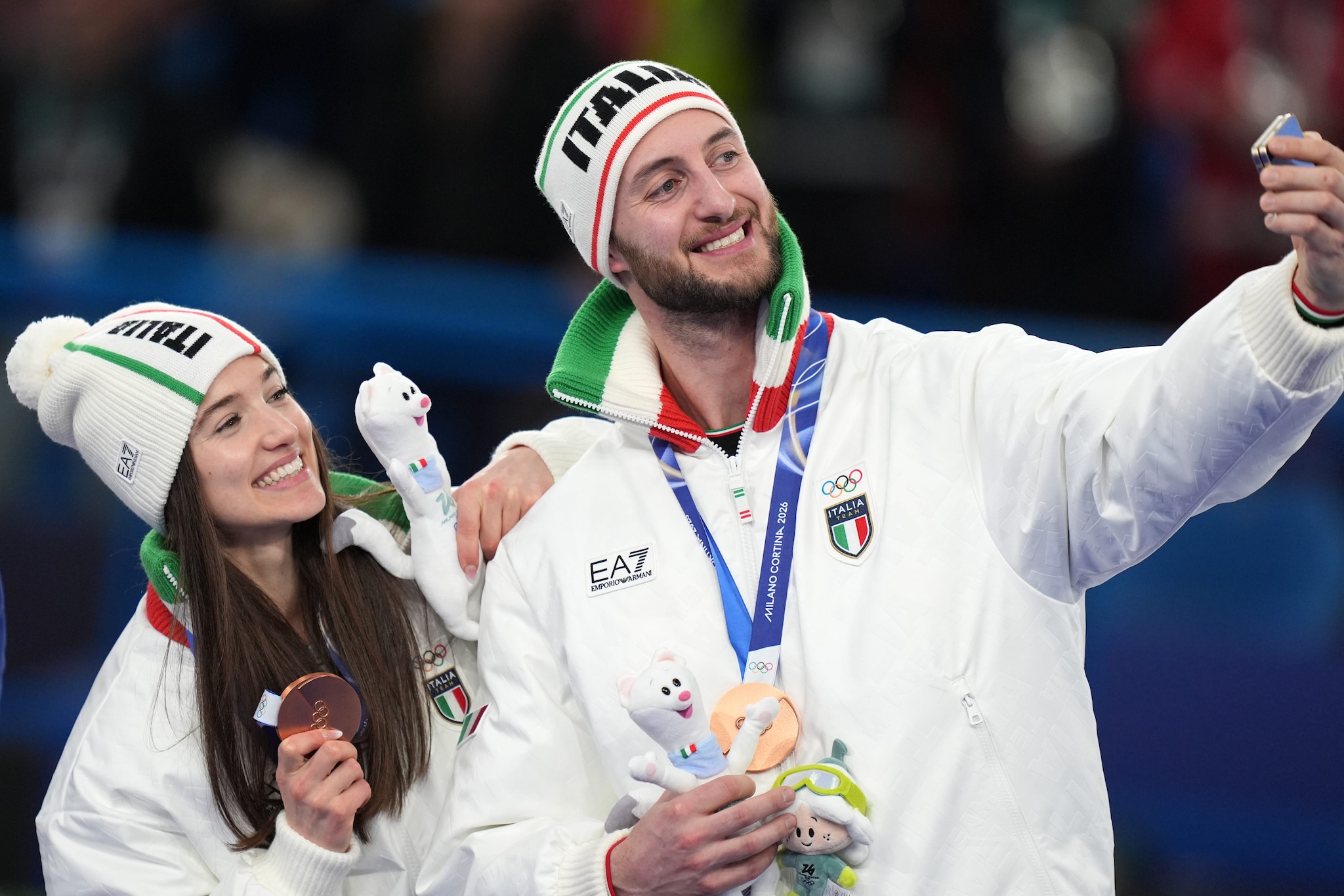 Stefania Constantini e Amos Mosaner celebrano il bronzo alle Olimpiadi 2026.
