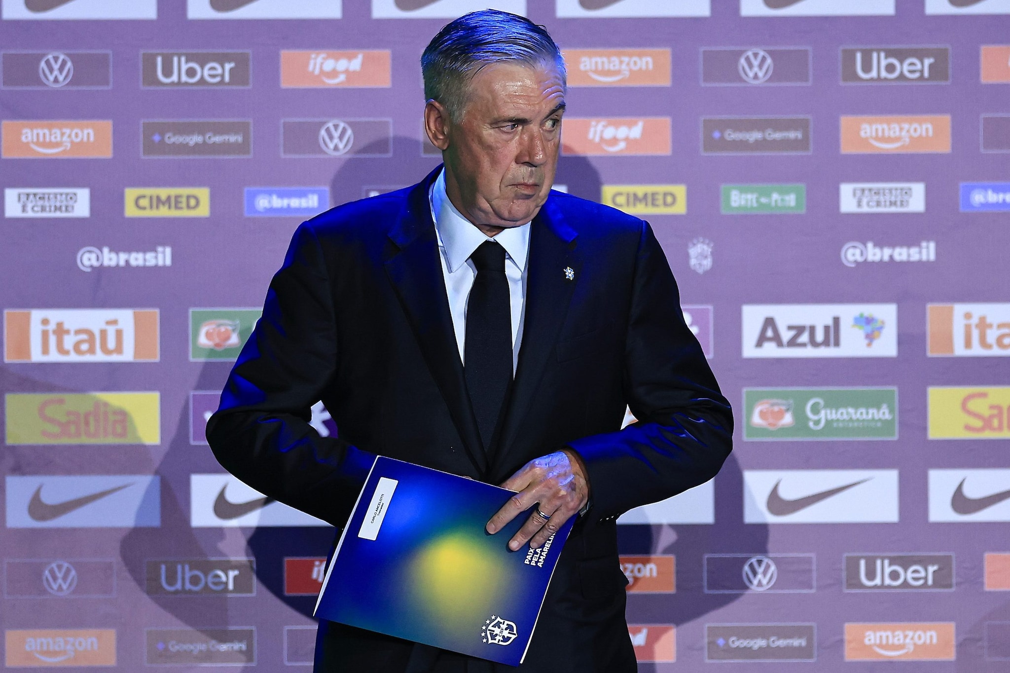 Carlo Ancelotti con la cartellina dei convocati del Brasile prima dell’annuncio ufficiale