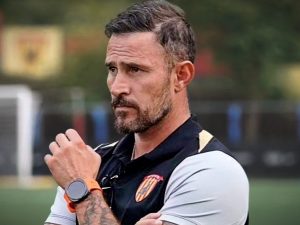 Floro Flores: “La mia seconda vita è nata su un muretto a Napoli. Per anni non ho guadagnato niente”