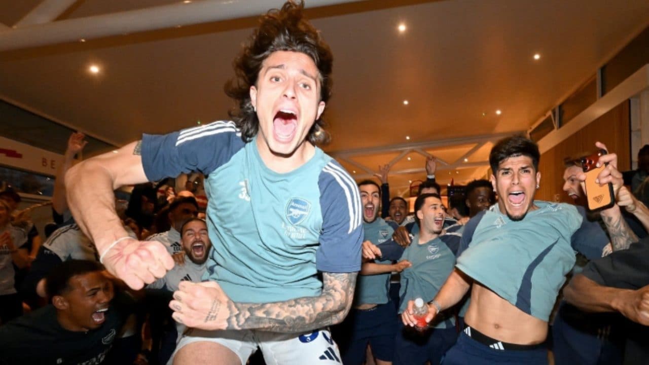 L'Arsenal vince la Premier senza giocare: i calciatori festeggiano il titolo al centro d'allenamento