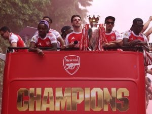 L’Arsenal sfila in bus a meno di 24 ore dal ko in finale di Champions: la surreale parata per la Premier