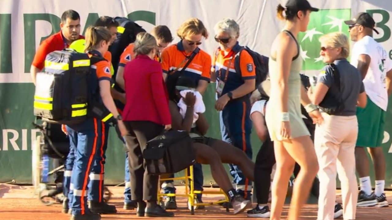 Hailey Baptiste si infortuna al Roland Garros ed esce dal campo in sedia a rotelle