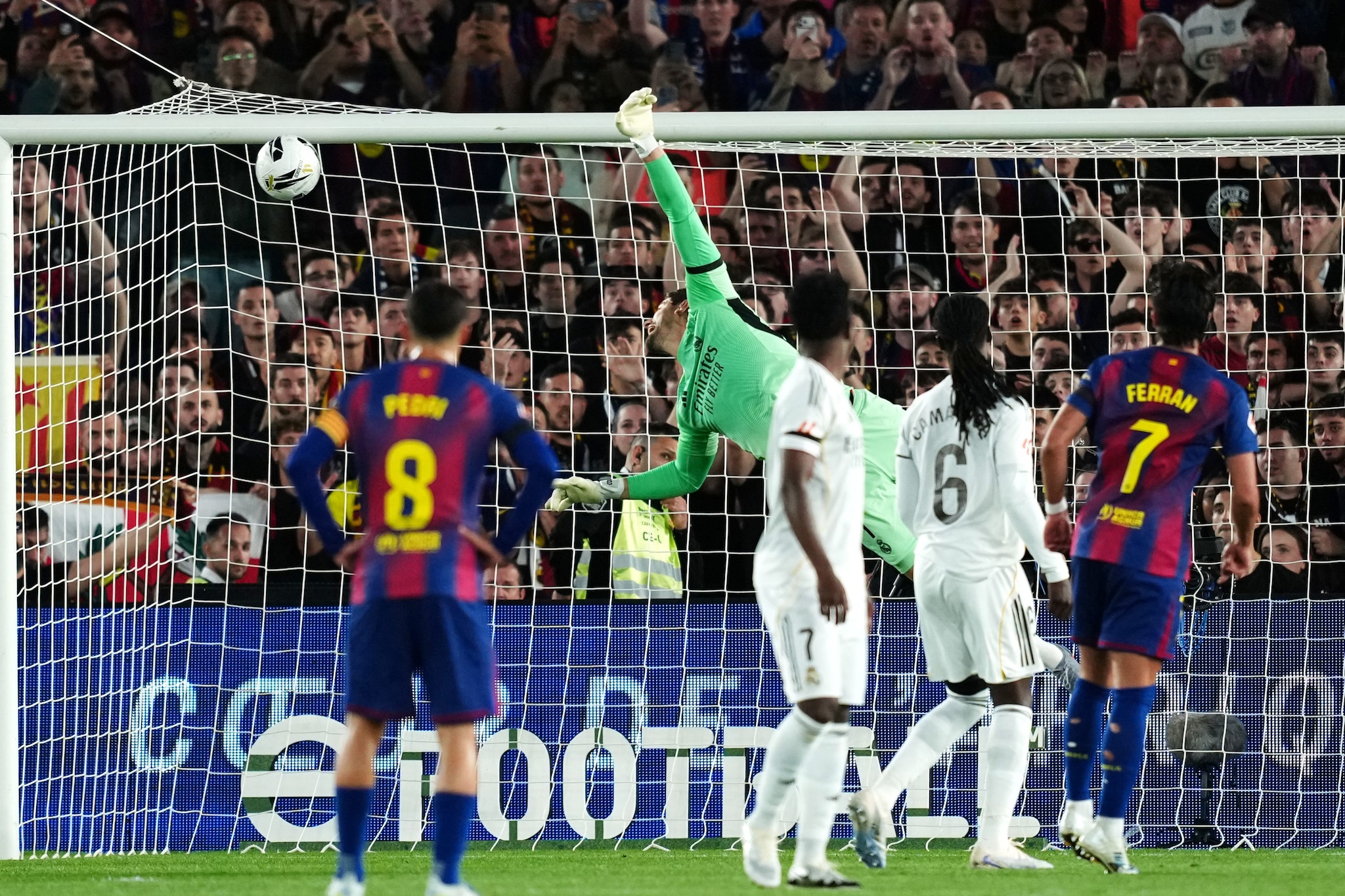 Il Barcellona battendo 2–0 il Real Madrid si è aggiudicato per la 29ª la Liga