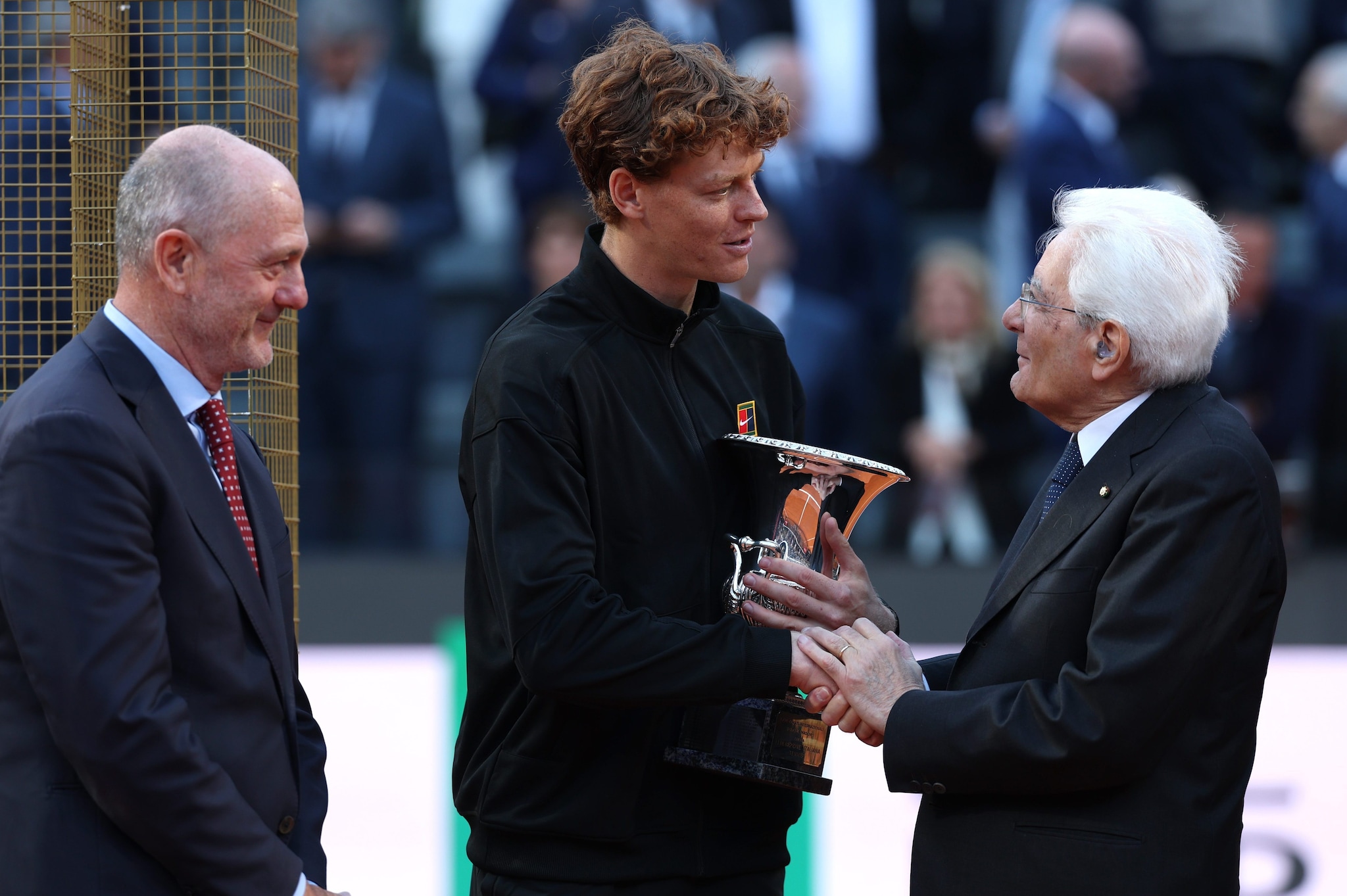 Angelo Binaghi col presidente Sergio Mattarella e Jannik Sinner alla premiazione di Roma