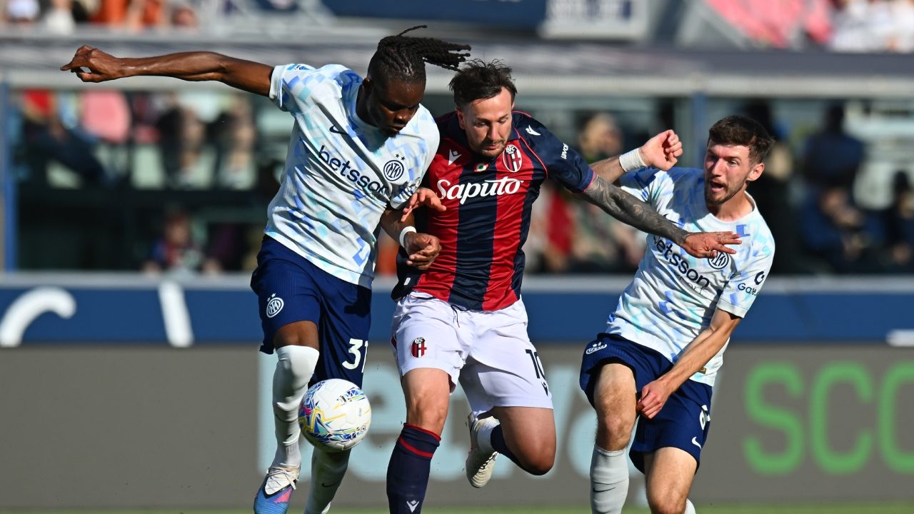 Bologna-Inter 3-3, risultato finale della partita di Serie A: gol di Dimarco, Bernardeschi, Pobega, aut. Zielinski, Esposito e Diouf, gli highlights