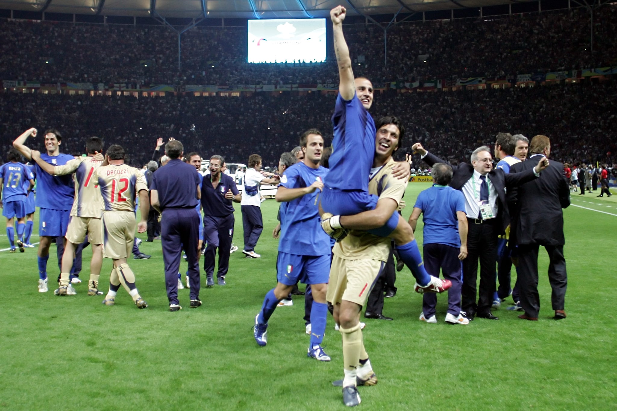 Gianluigi Buffon festeggia i Mondiali vinti con Fabio Cannavaro a Berlino