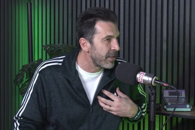 Gigi Buffon durante il podcast, oggi l’ex portiere ha 48 anni