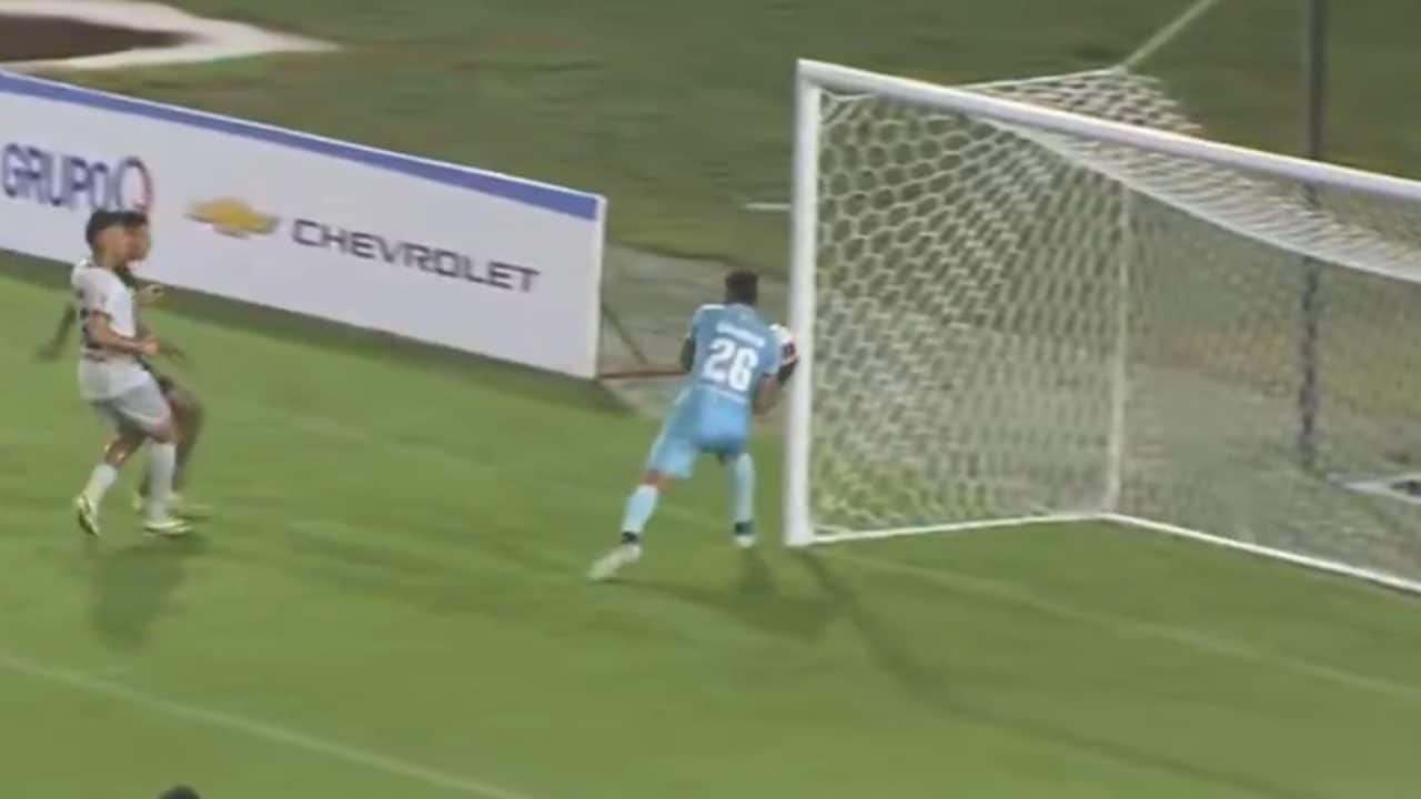 "Il nostro portiere trucca le partite": scandalo per l'autogol al 90', l'accusa di Herrera a Calderon