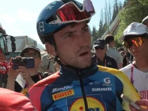 Ciccone si prende la Maglia Azzurra ma litiga in gara con Rubio: “Piccolo corridore, manca di rispetto”