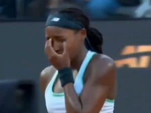 Gesto inconsulto di Coco Gauff in finale a Roma, si colpisce la testa violentemente con la racchetta