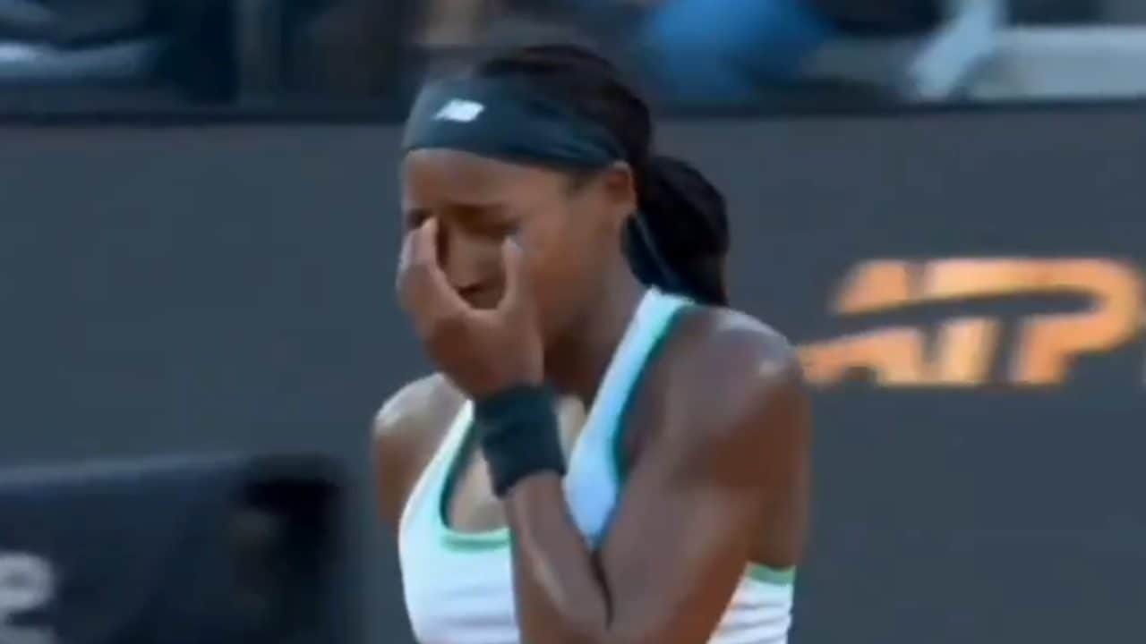 Gesto inconsulto di Coco Gauff in finale a Roma, si colpisce la testa violentemente con la racchetta