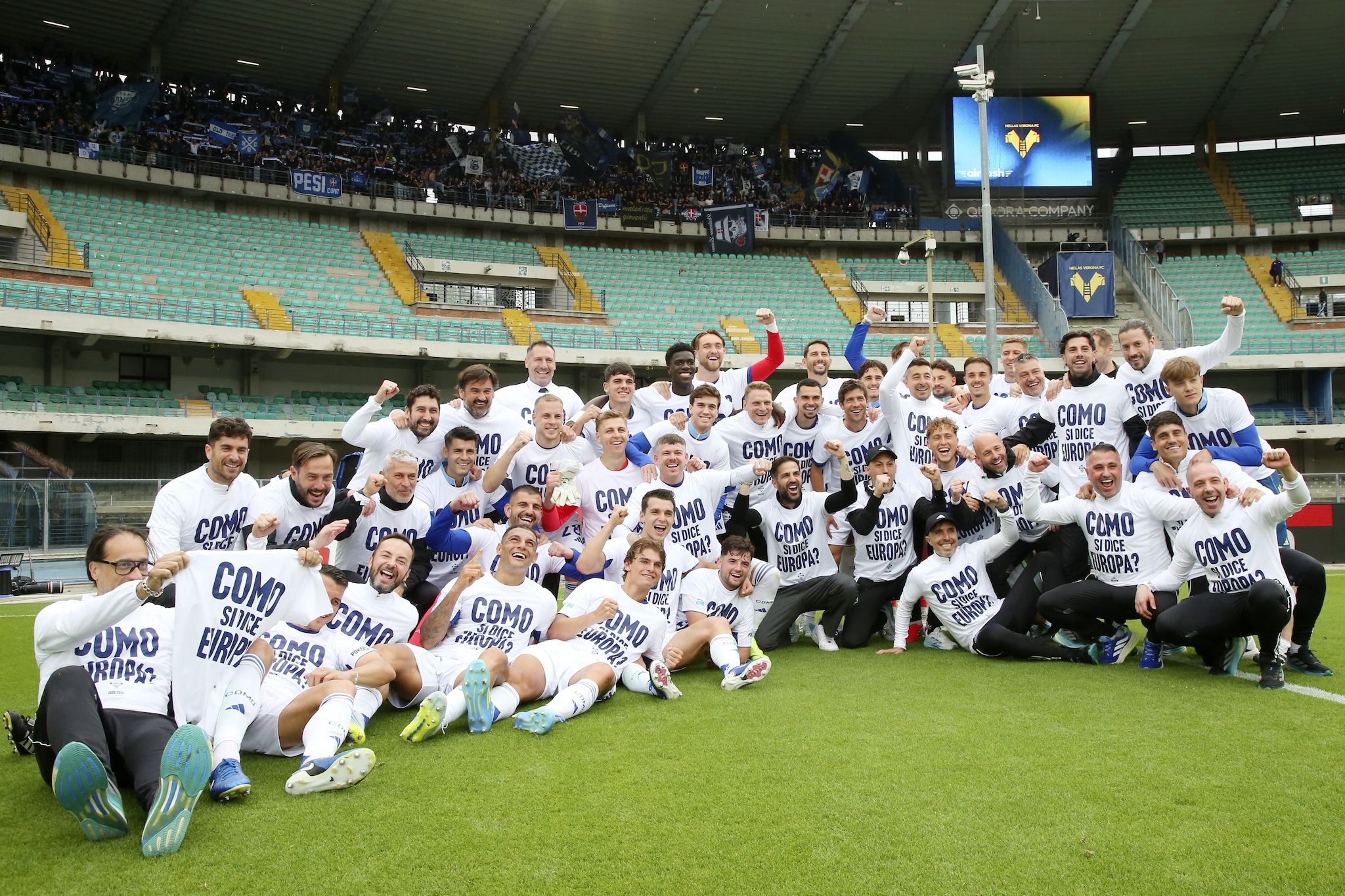 I calciatori del Como celebrano la qualificazione alle coppe europee dopo l’1–0 al Verona.